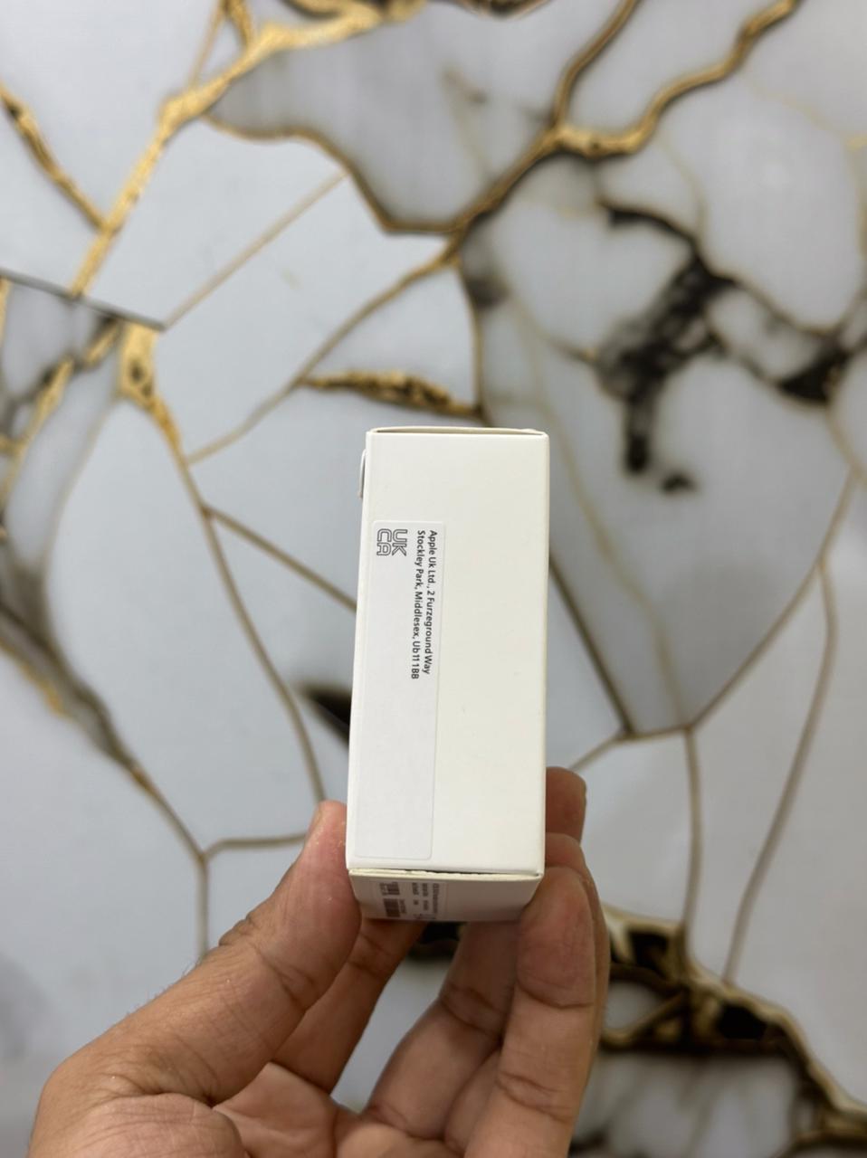 USB-C 20W POWER ADAPTER IPHONEE ORIGINAL SHOE